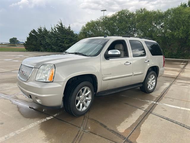 2007 GMC Yukon SLE in Silver Birch Metallic — front three-quarter view